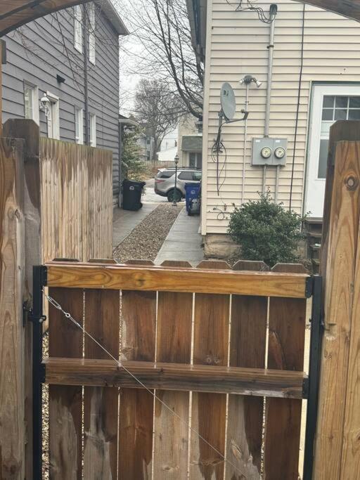 Little House On 47Th Apartment Cleveland Exterior photo